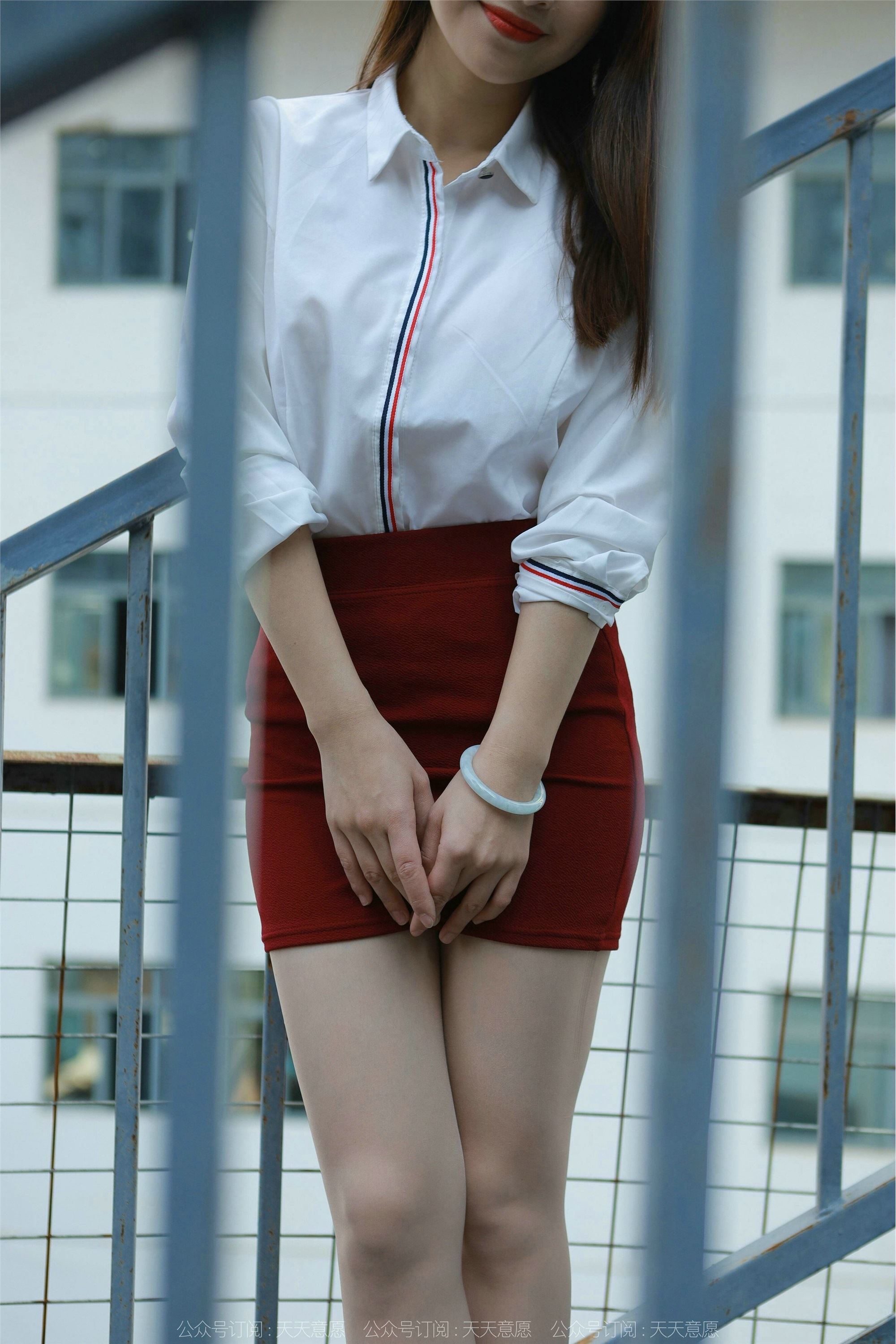 IESS异思趣向  2022.02.17 丝享家1006：小婕《性感红色包臀裙》